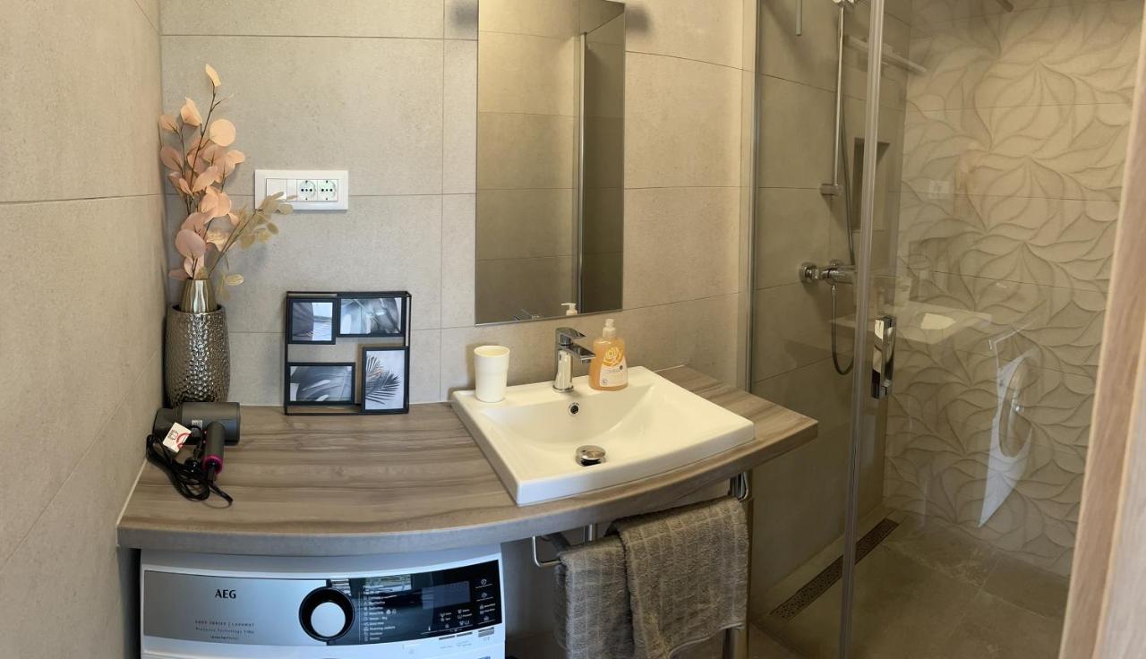 Sandra Apartments Макарска Экстерьер фото